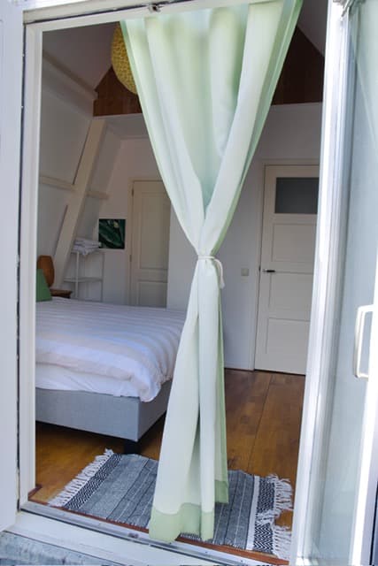 Doorkijk naar de slaapkamer