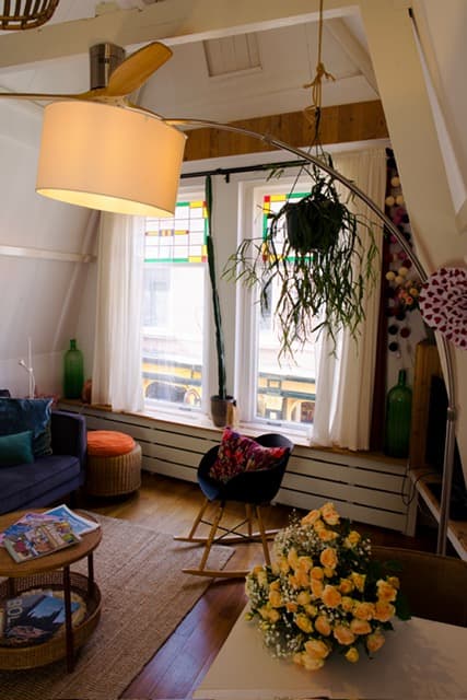 Woonkamer met glas-in-lood raam