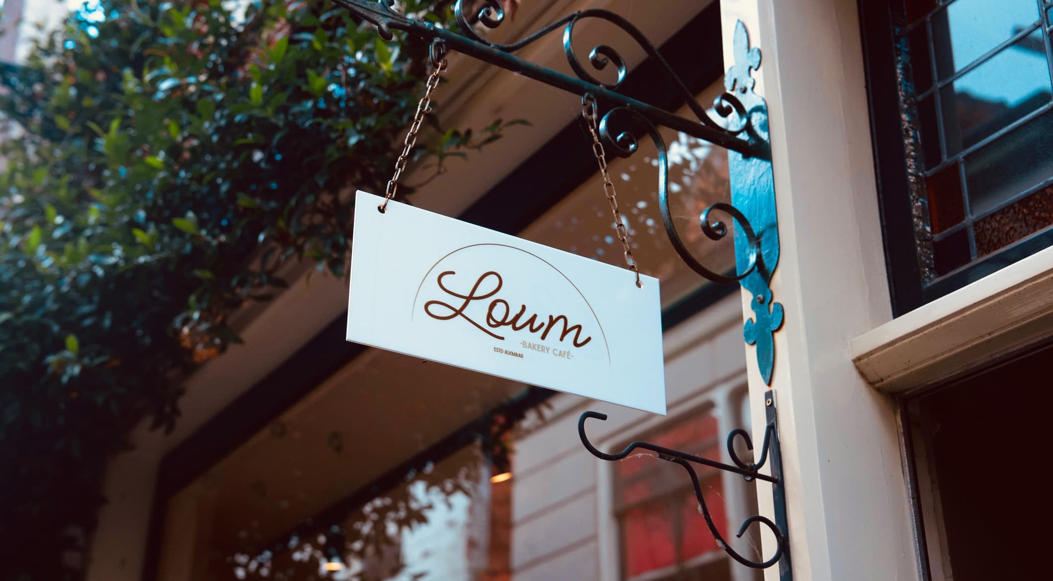 Het uithangbord van LOUM Bakery Café